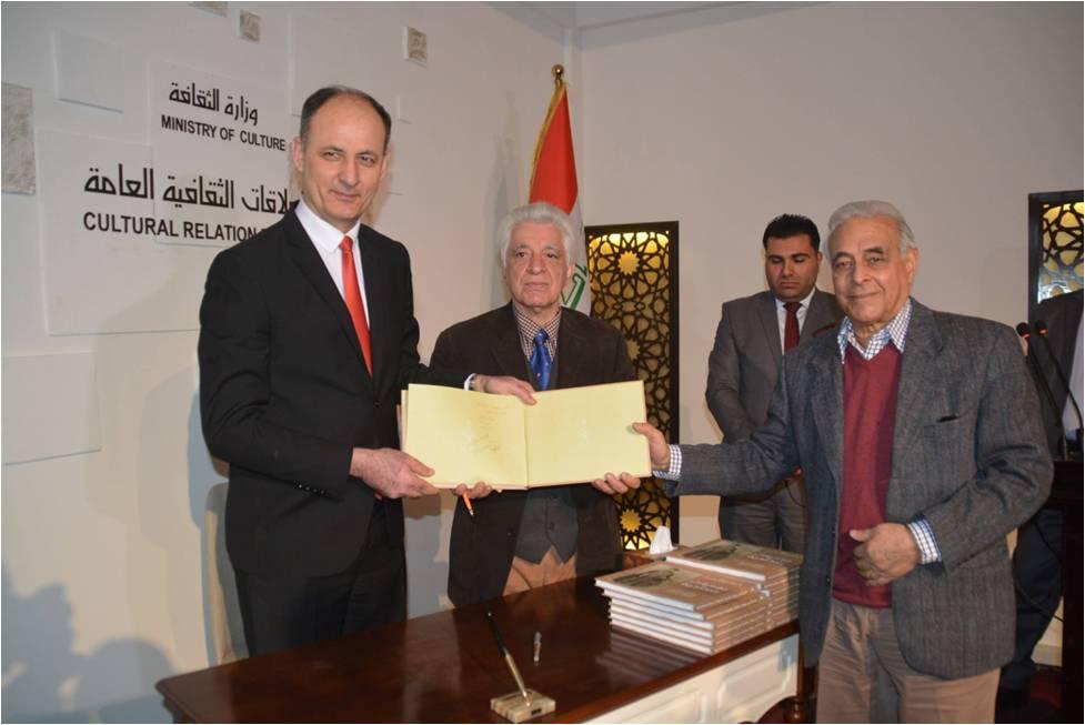 خلال حفل توقيع كتاب يوميات بغدادية وزير الثقافة: - كتاب "يوميات بغدادية" مادة خامة للباحثين في مجال التراث - سنقيم متحفا فوتوغرافيا لبغداد | مجلة السياحة العربية