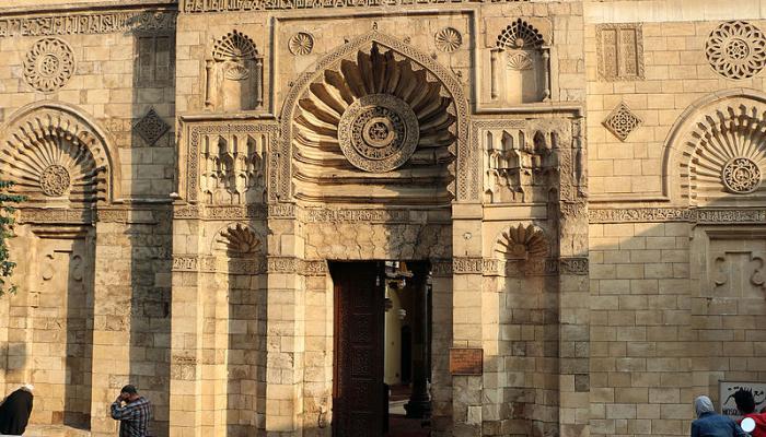 "الأقمر".. جامع فاطمي بالقاهرة يجمع بين التصميم المميز ولون القمر | مجلة السياحة العربية .. #السياحة_العربية