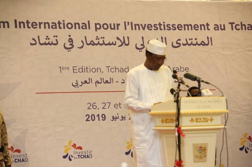 الرئيس اتشادي يفاجئ الحضور ويكسر بكلماته البروتوكول
