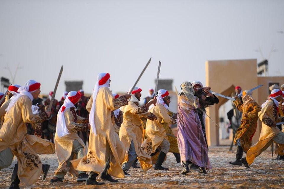 "جادة عكاظ" تثير شغف زوار موسم الطائف بموروث الأمس