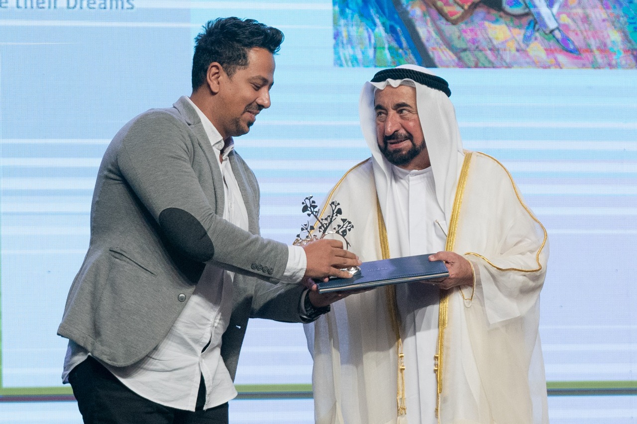 فوز العلوي بالجائزة الكبرى بمعرض الشارقة الدولي للكتاب 2019