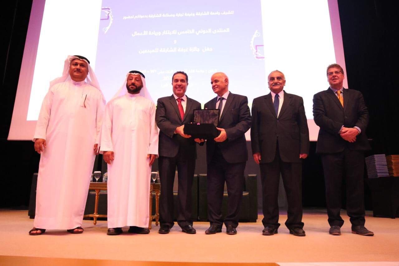 بالصور .. جامعة الشارقة تكرم فتحي عفانة بمنتدى الشارقة للإبتكار
