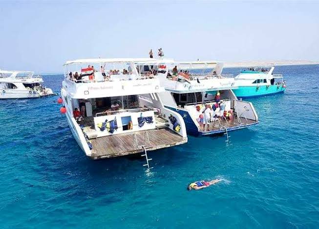 العاملين باللنشات السياحية بالبحر الأحمر يناشدون الرئيس "السيسى" بإنقاذ أسرهم