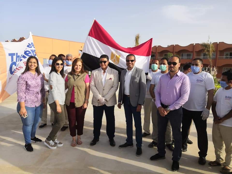 المصريون العائدون من أمريكا يغادرون فندق الحجر الصحي بمرسي علم