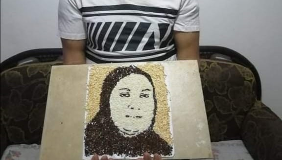 شيف يبدع في تصميم لوحة لضحية كورونا الطبيبة  "سونيا عبدالعظيم" بحبات الأرز