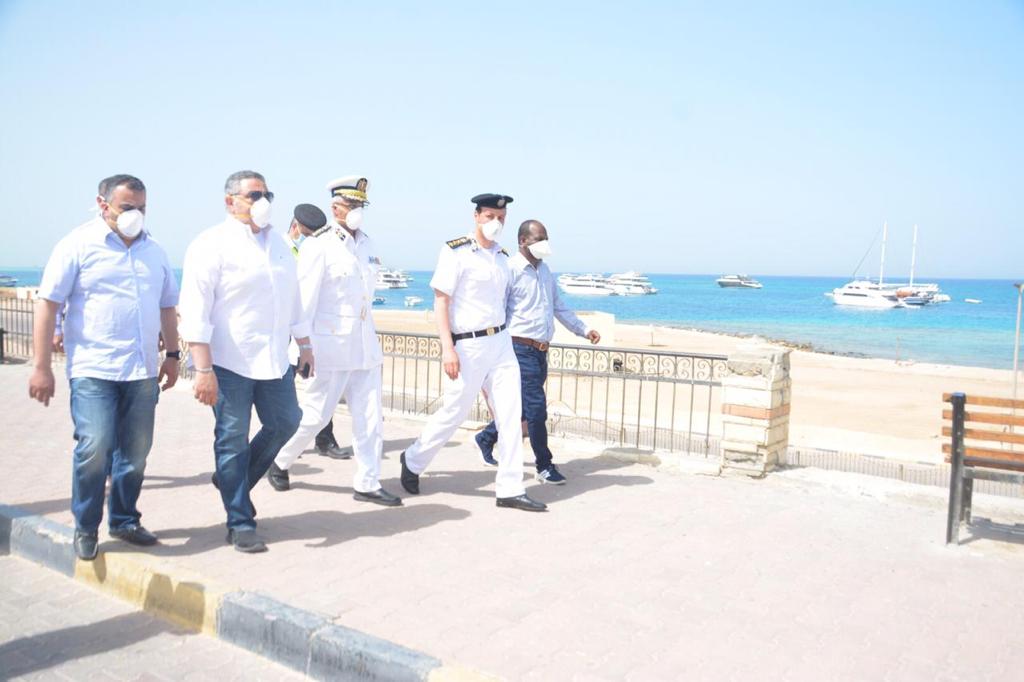 محافظ البحر الأحمر خلال تفقده الأكمنة والمنتجعات: الشواطيء بلا زائرين لأول مرة في شم النسيم
