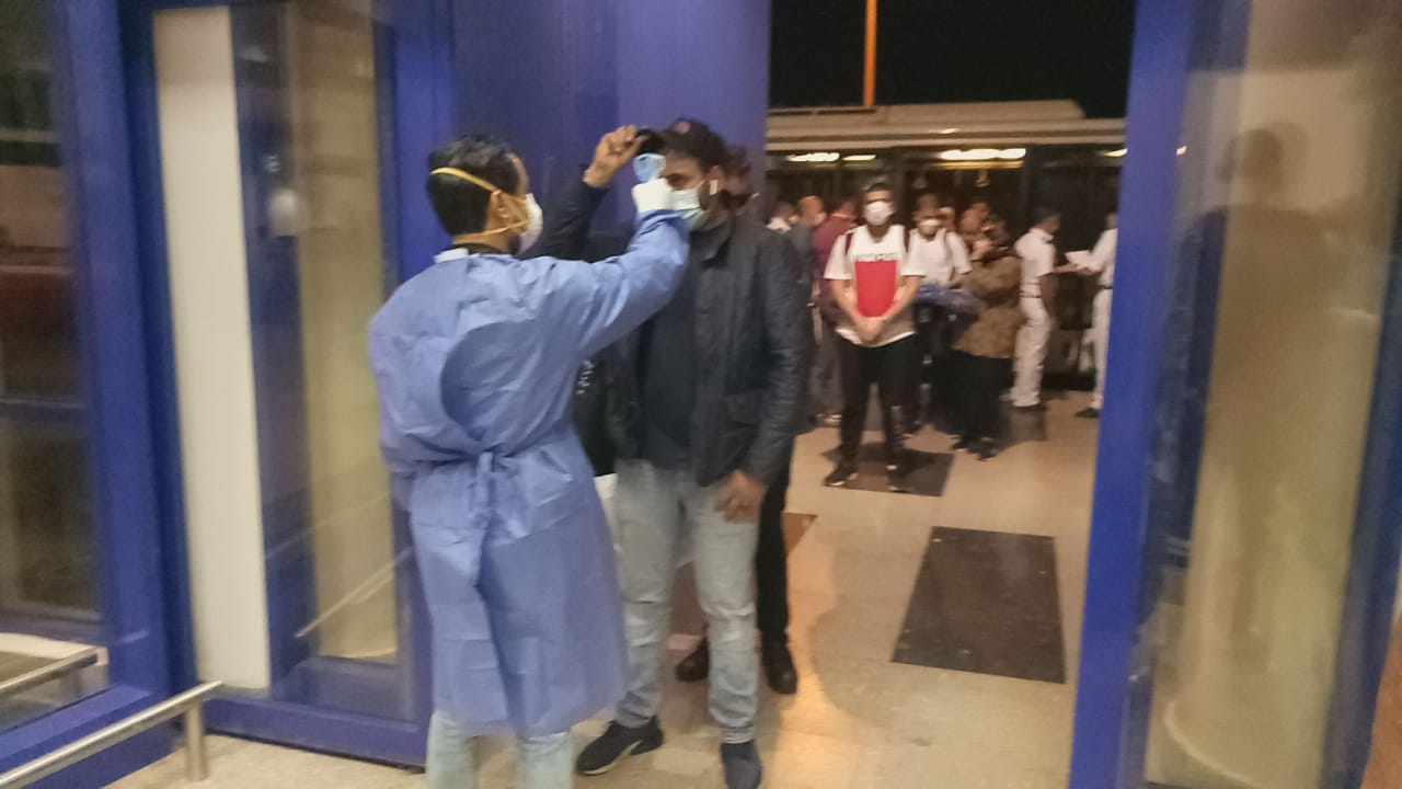 مطار مرسى علم يستقبل المصريين العالقين في لندن ودخولهم الحجر الصحي