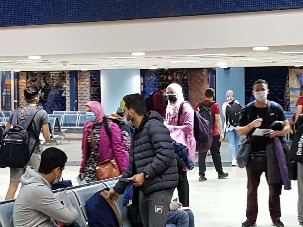 وصول المصريين العالقين في أوكرانيا إلى مرسي علم ودخولهم الحجر الصحي