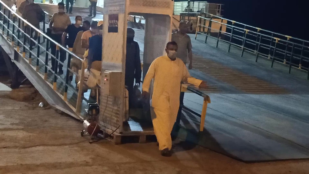 وزير النقل يتابع وصول العبارة القاهرة الى ميناء سفاجا قادمة من ميناء ضبا السعودى وعلى متنها 283 راكب مصرى