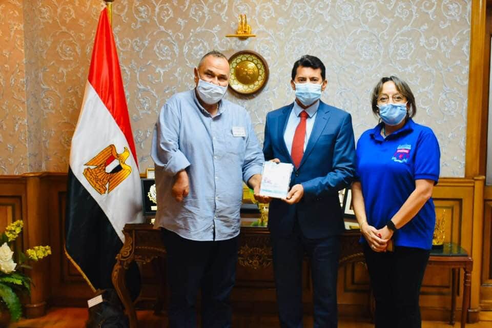 السباح خالد شلبي يهدي نسخة كتاب "قاهر المانش" لوزير الشباب