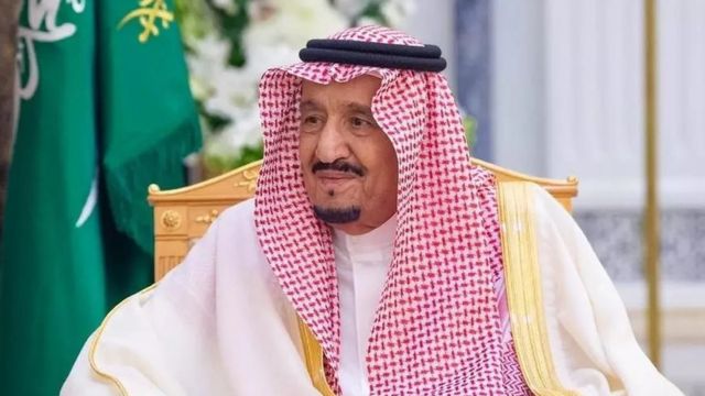 خادم الحرمين الشريفين يصل إلى مكة المكرمة قادمًا من جدة
