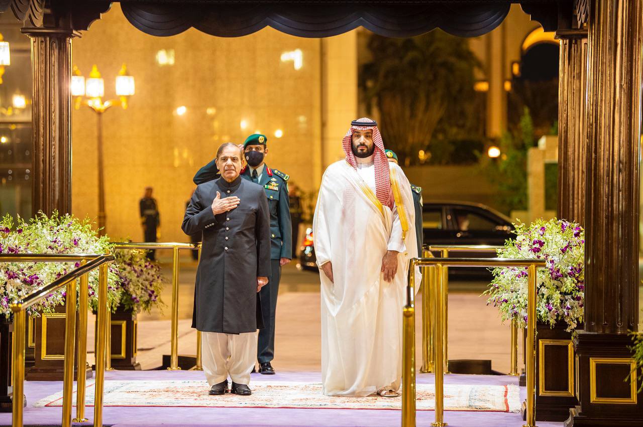 ولي العهد يستقبل دولة رئيس وزراء باكستان فى قصر السلام