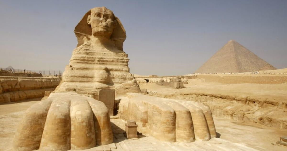 أبو الهول مغمض العينين.. أستاذ حضارة: عاصفة ترابية قوية منعت وضوح ملامح التمثال