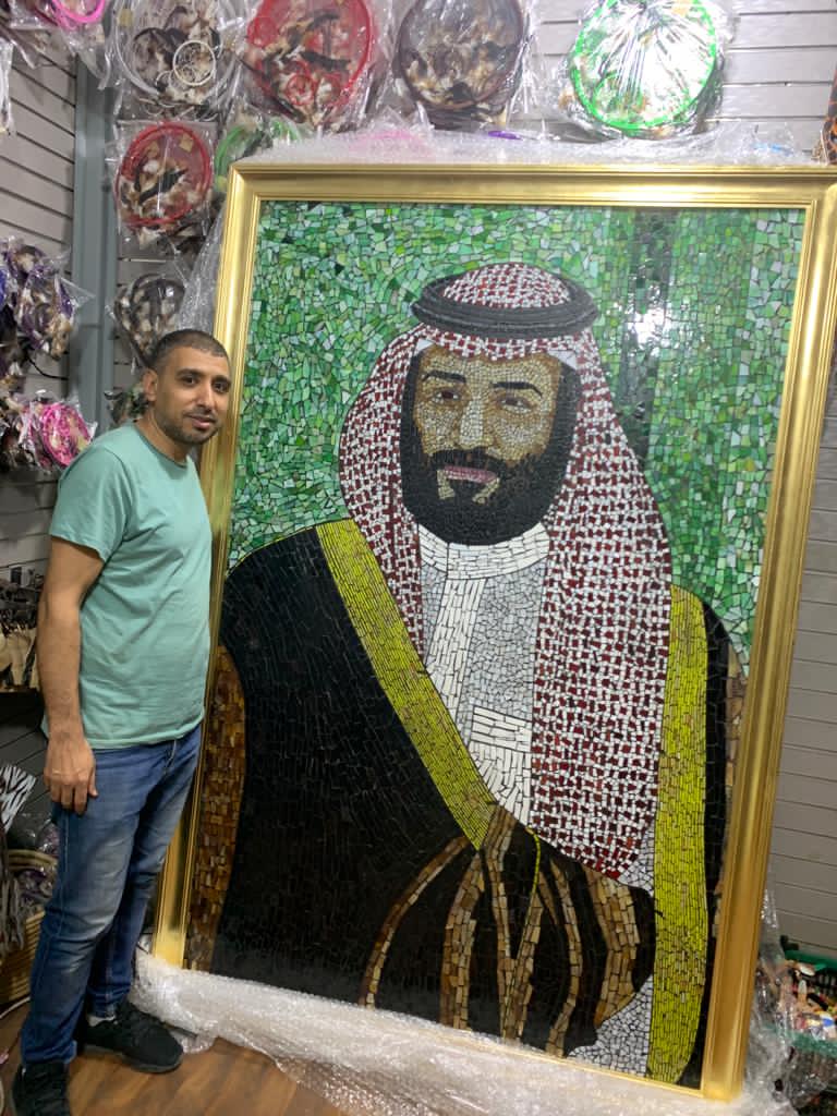 تزامنا مع زيارته لمصر متمنيان اهداءها لسموه .. سعودي ومصري متيمان بحب ولي العهد بأكبر لوحة من الزجاج