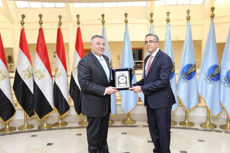 محافظ البحر الاحمر يلتقي السفير الهندي بالقاهرة اثناء زيارته للغردقة