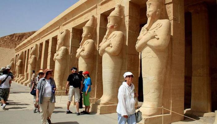 "السياحة" مصر مفتوحة طوال العالم لاستقبال الزوار