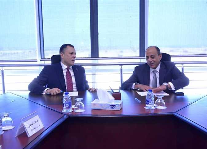 وزيرا الطيران المدني والسياحة يبحثان آليات تنشيط الحركة الجوية والسياحية لمصر