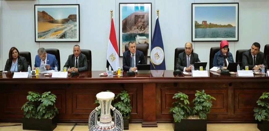 "وزير السياحة" يستمع إلى مقترحات مستثمرين لتنشيط حركة السياحة