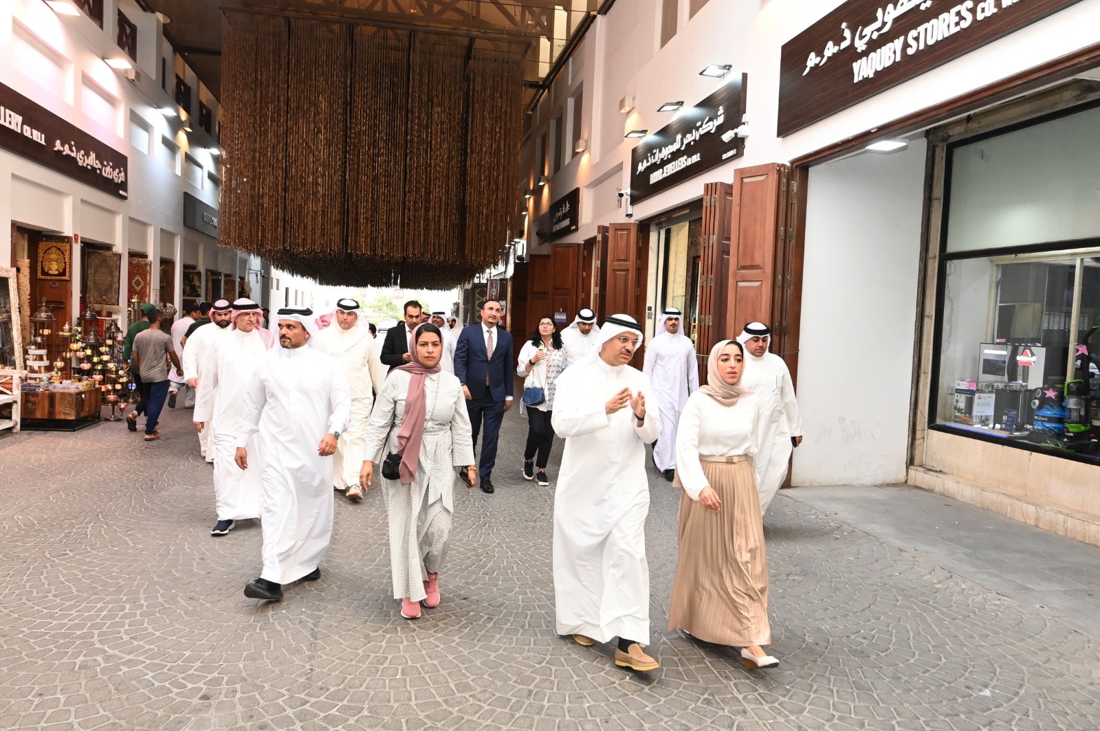 وزيرة السياحة البحرينية ورئيس هيئة البحرين للثقافة والآثار يتفقدان مدينة المنامة التاريخية والسوق القديم تعزيزاً للسياحة الثقافية