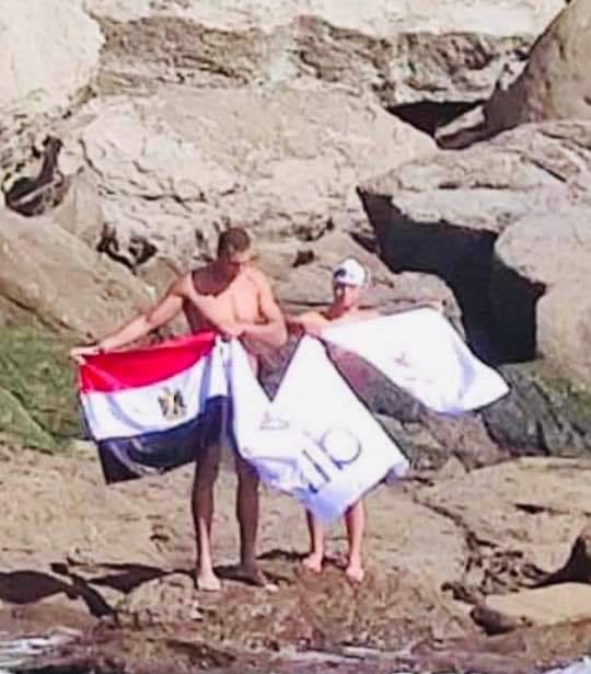رفع علم مصر على الشاطى الفرنسى بعد نجاح البعثة المصرية في عبور بحر المانش