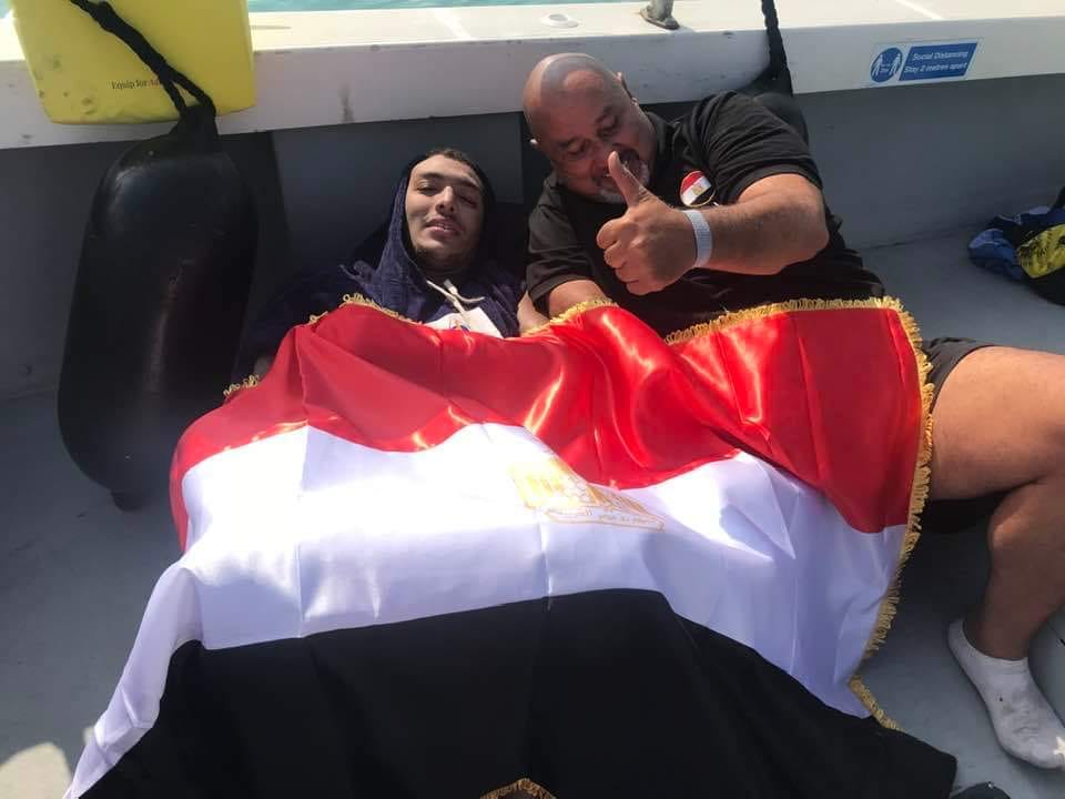 السباح احمد اسامة يحقق رقما قياسيا ويعبر بحر المانش في ١٤ ساعة سباحة متواصلة