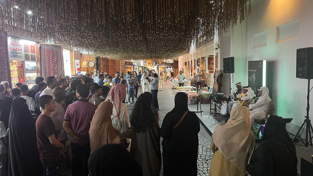 السياحة" تحتفي باليوم الوطني السعودي في سوق المنامة