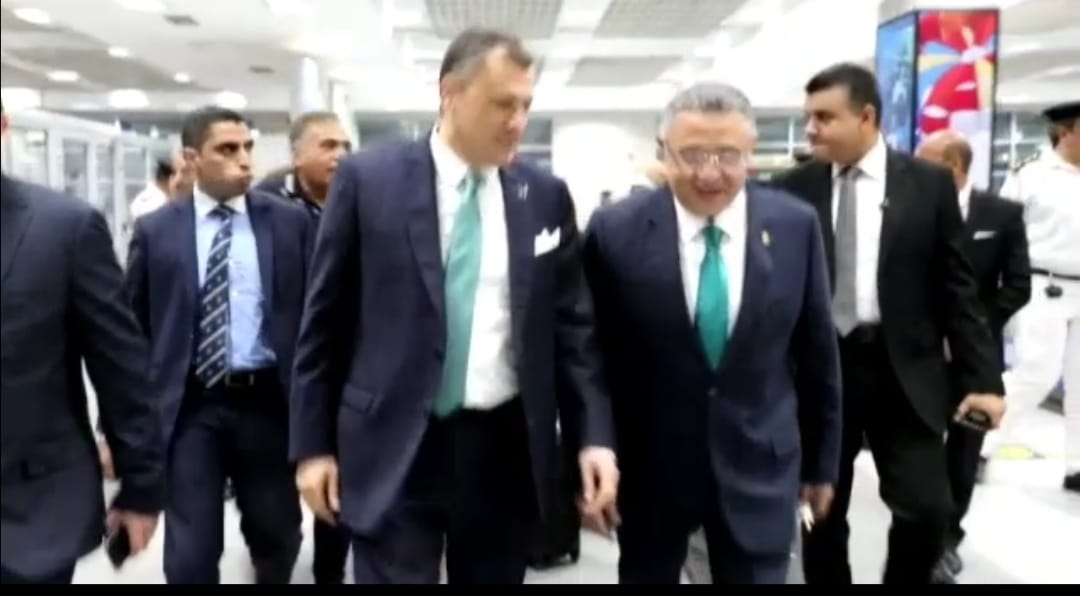 للاحتفال باليوم العالمي للسياحة.. محافظ البحر الأحمر يستقبل وزير السياحة بمطار الغردقة