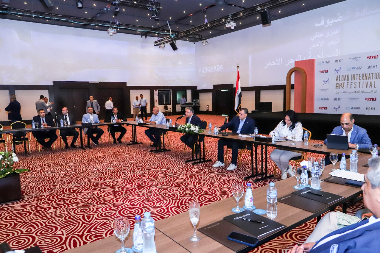 وزير السياحة والآثار يعقد اجتماعاً موسعاً مع مستثمري وممثلي قطاع السياحة بالبحر الأحمر