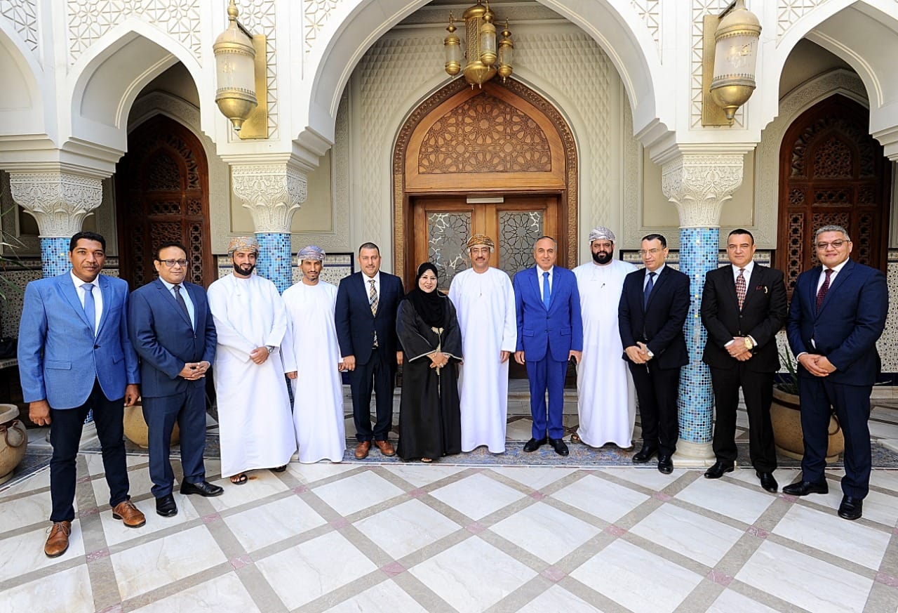 تحت رعاية السفير العماني بالقاهرة.. توقيع عقد معرض الصناعات المصرية العمانية الأول..