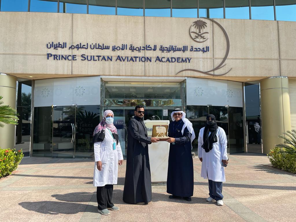 أكاديمية الأمير سلطان لعلوم الطيران بالتعاون مع مجمع الملك عبدالله الطبي بجدة نظما ركنا توعويا عن مرض السكري وطرق الوقاية منه