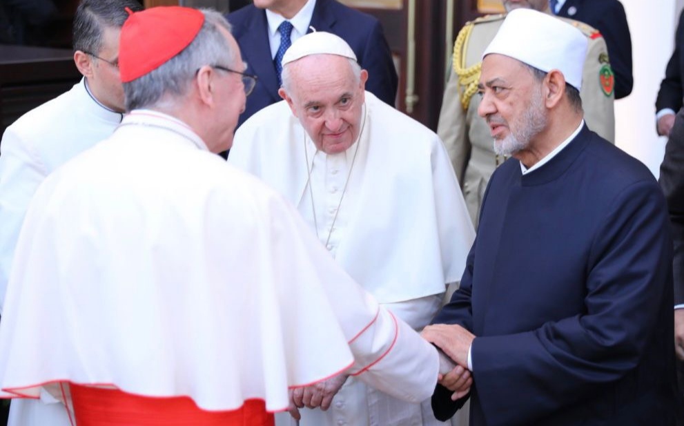 وزير خارجية الفاتيكان يرافق شيخ الأزهر في رحلة العودة إلى القاهرة*