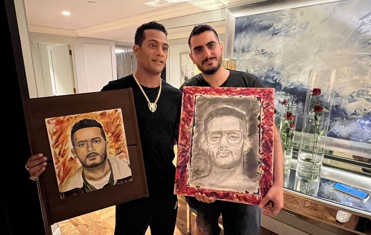 بالصور .. رسام المشاهير شربل حلال يلتقي محمد رمضان ويرسمه