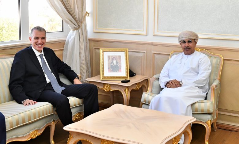 وزير الصحة العماني يلتقي السفير المصري بمسقط لبحث سبل التعاون بين البلدين