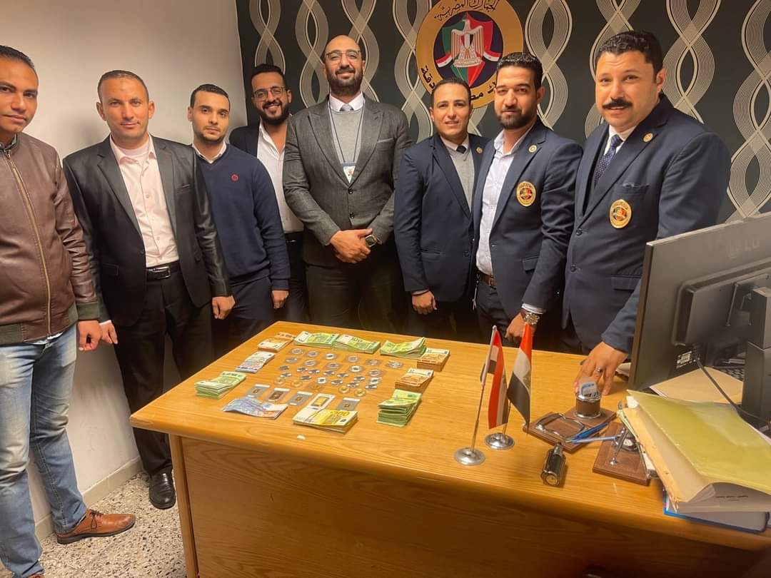 جمارك مطار الغردقة تحبط محاولة تهريب كمية من النقد الأجنبي وعدد من السبائك والجنيهات الذهبية والفضية
