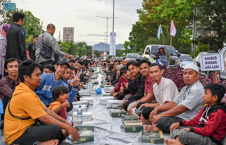 المملكة تقيم اطول مائدة افطار في العالم في جزيرة سومطره الاندونيسيه