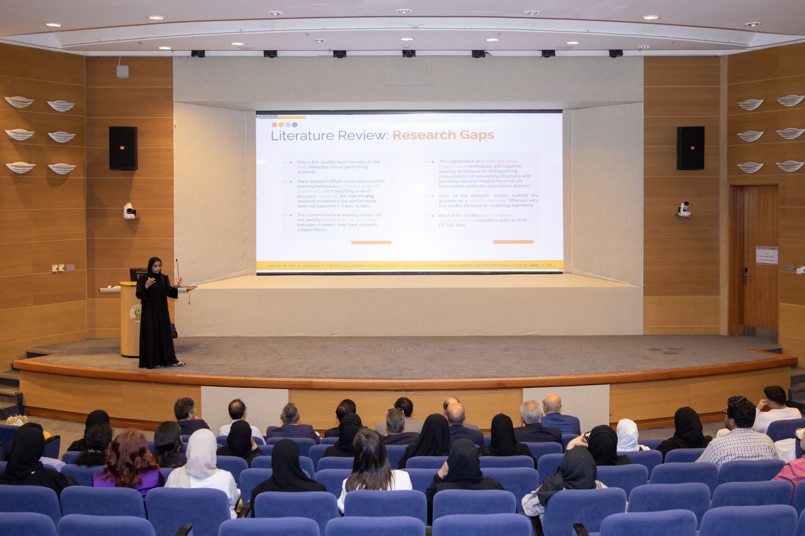 كلية تقنية المعلومات في جامعة الإمارات تجيز أطروحة دكتوراه بعنوان "تحديد الطلبة المعرضين لخطر التدني الأكاديمي عن طريق التحليلات القائمة على التعلم الآلي والذكاء الاصطناعي