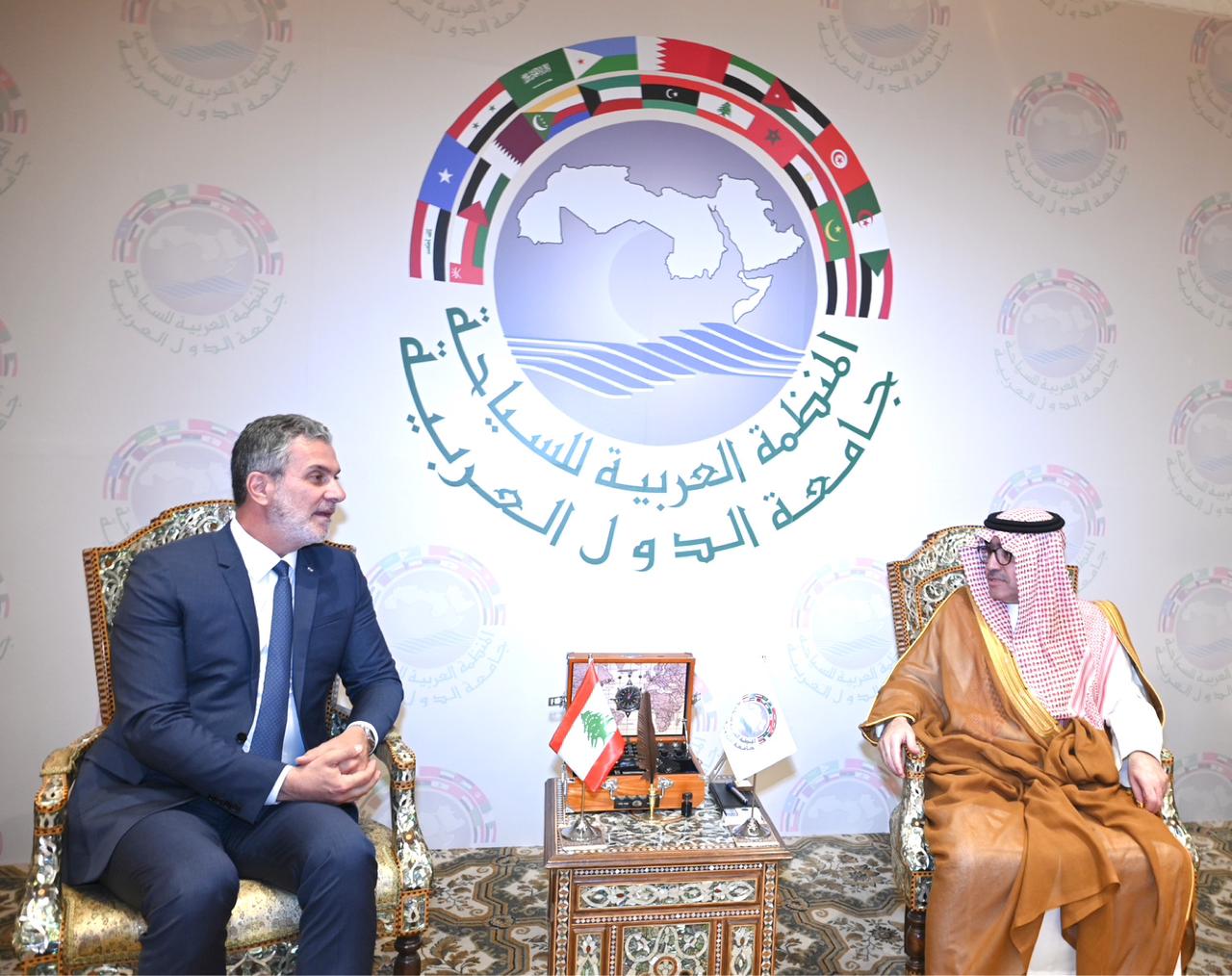 على هامش اعمال القمة العربية آل فهيد يستقبل معالي وزيرة الخارجية بدولة ليبيا ومعالي وزير السياحة بجمهورية لبنان بمقر المنظمة العربية للسياحة بجدة