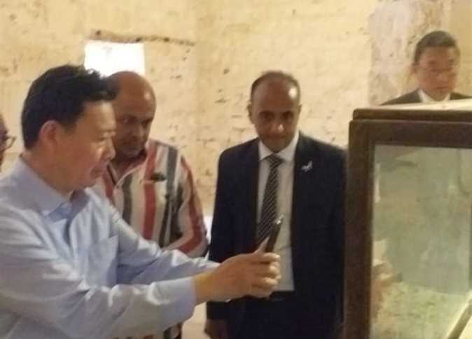 بـ«الموبايل».. نائب وزير السياحة الصينى يوثق زيارته لقلعة قايتباي في الاسكندرية