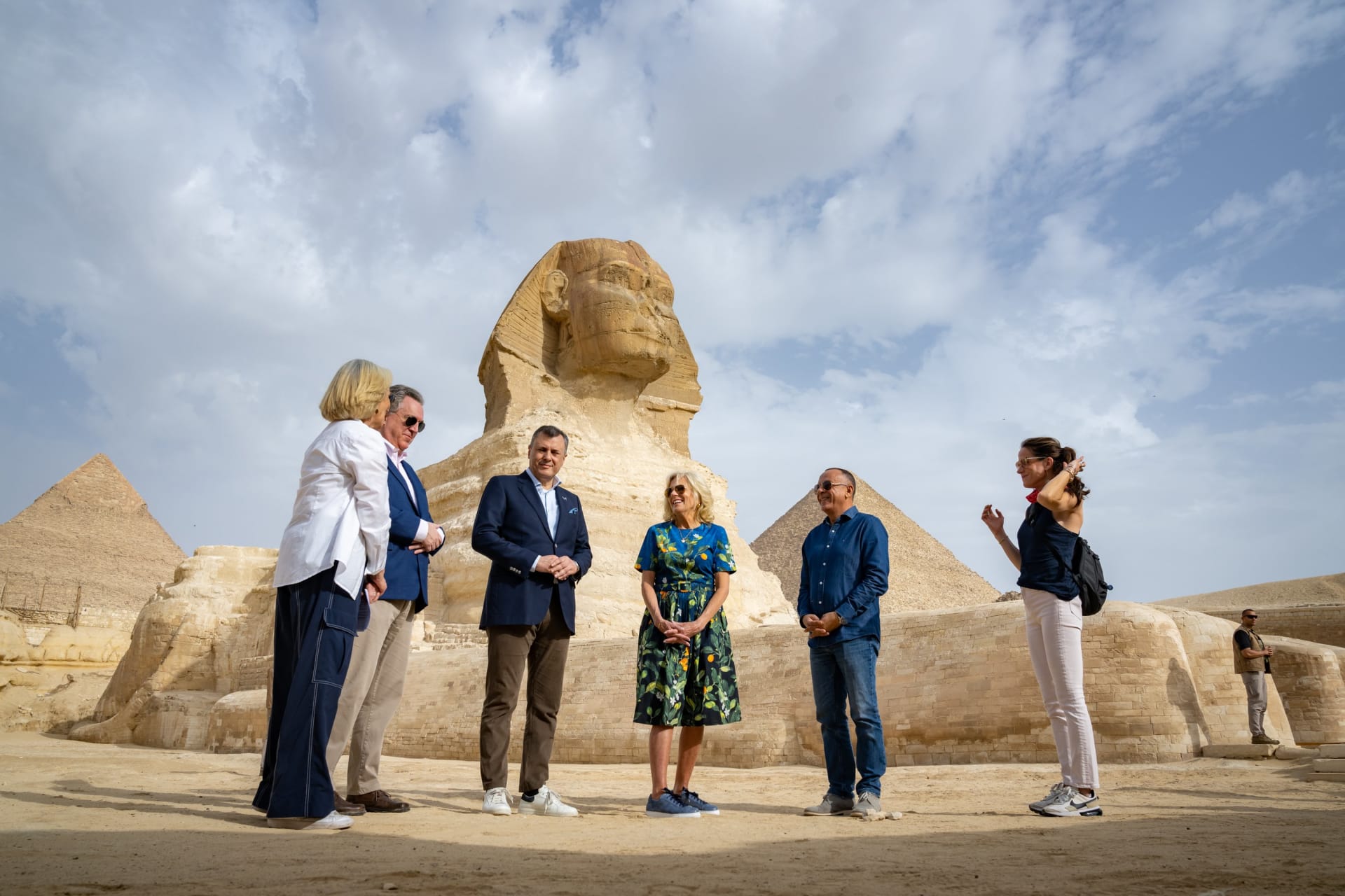 "جيل بايدن" تزور أهرامات الجيزة في مصر وتتلقى هدية في يوم ميلادها الـ"72"