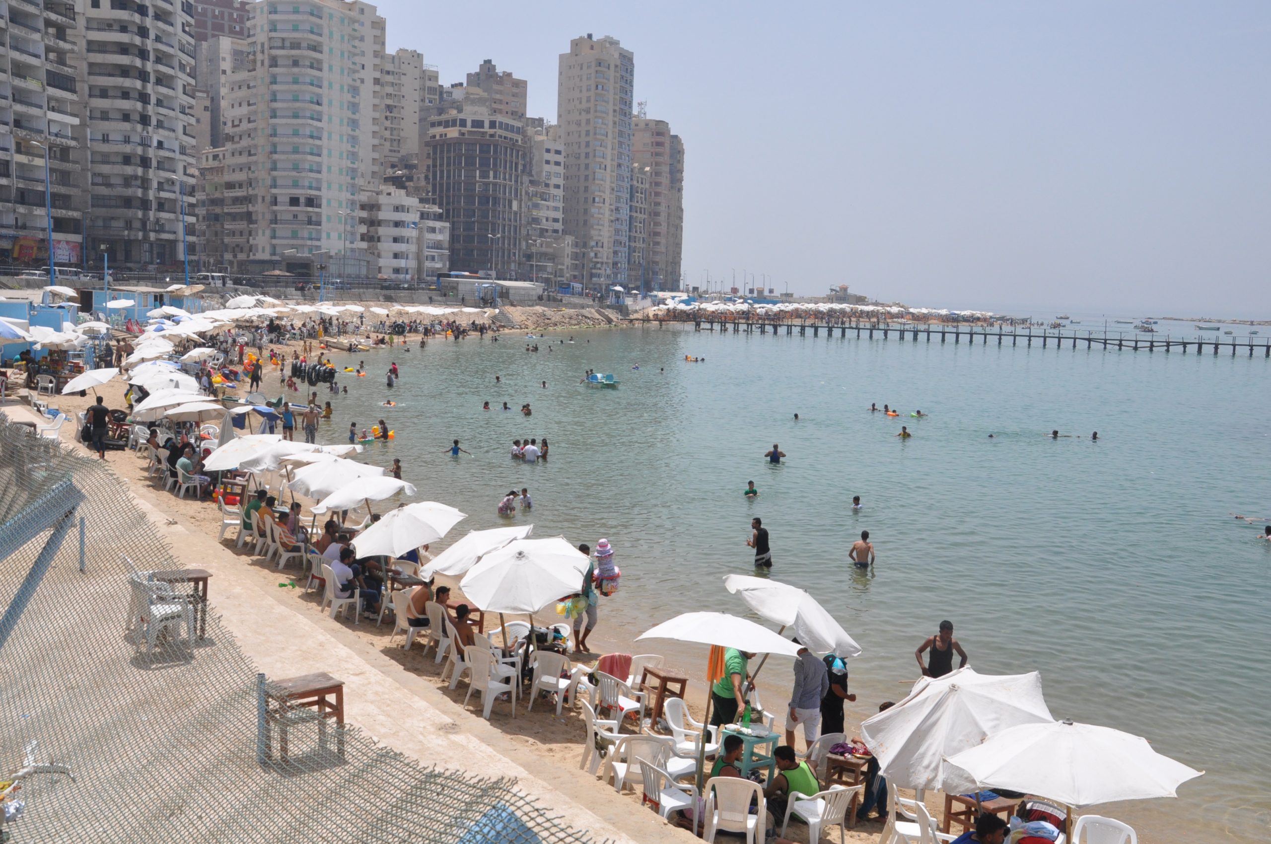 "السياحة والمصايف" بالإسكندرية: شاطئ ميامى الأكثر إقبالا بنسبة إشغال 75%