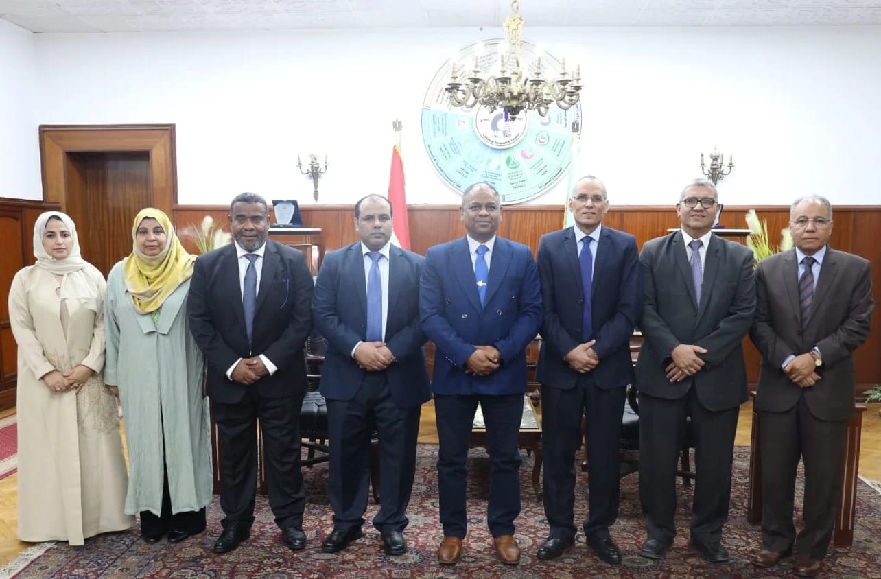 وفد جامعة التقنية والعلوم التطبيقية بسلطنة عُمان يزور المركز القومى للبحوث