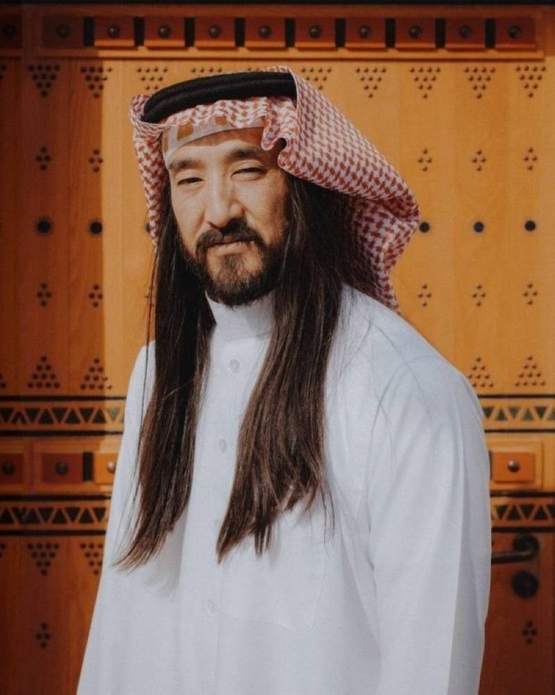 الأمريكي ستيف أوكي بالزي السعودي في أحدث جلسة تصوير