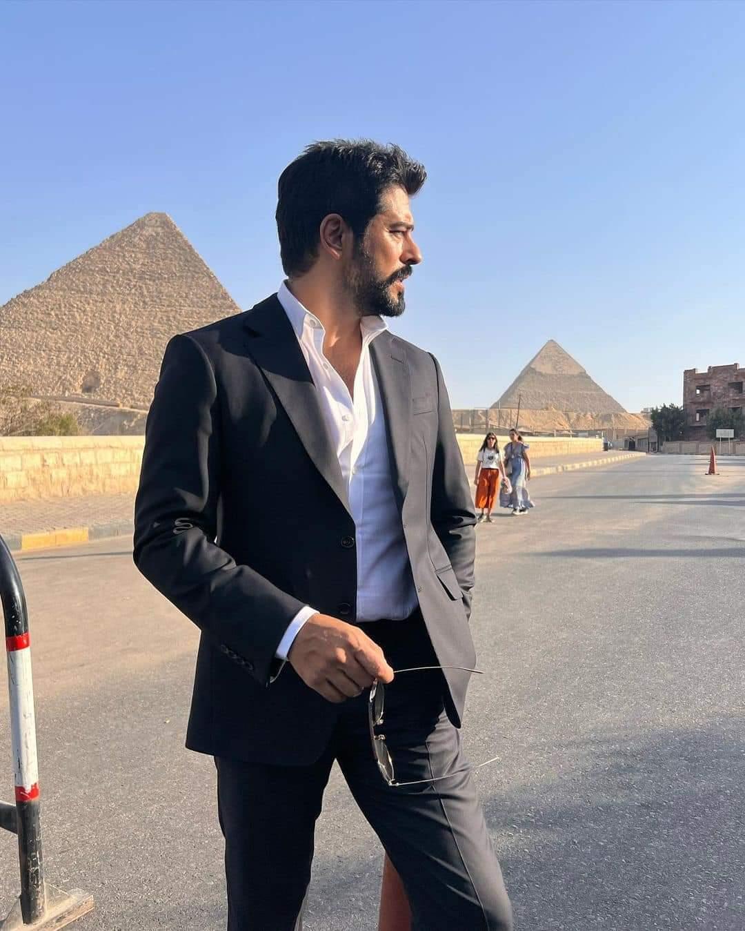 النجم التركي بوراك أوزجيفيت آخر ضيوف أهرامات الجيزة