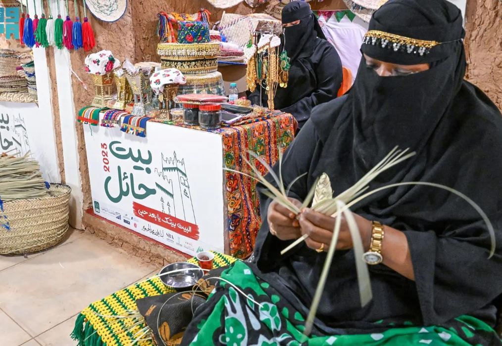 صناعة "الخوص" .. موروث تاريخي يأخذ زوار بيت حائل إلى حقبة من الزمن الماضي