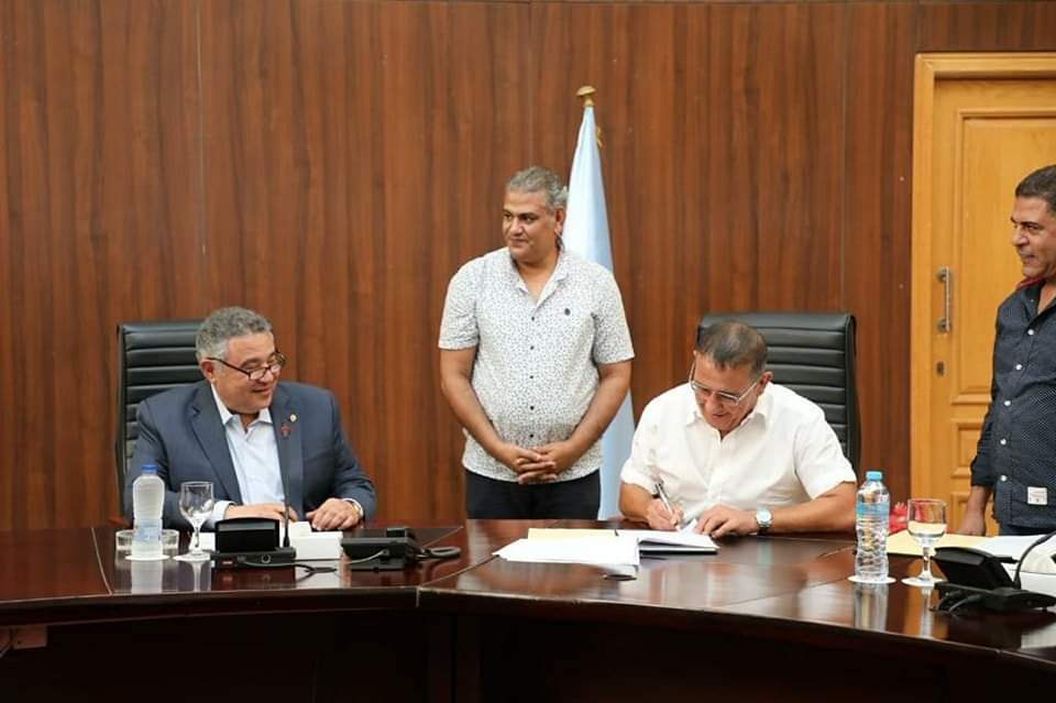 محافظ البحر الأحمر و الشاعر يوقعان اتفاقية تجديد استغلال وإدارة فندق ميراكي بالغردقة