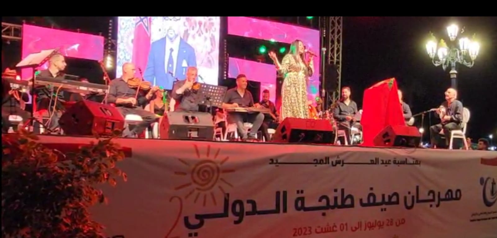 بمناسبة الذكرى 24 لعيد العرش المجيد .. الفنانة المغربية وصال فارس تغني للملك محمد السادس في مهرجان صيف الأودية بطنجة