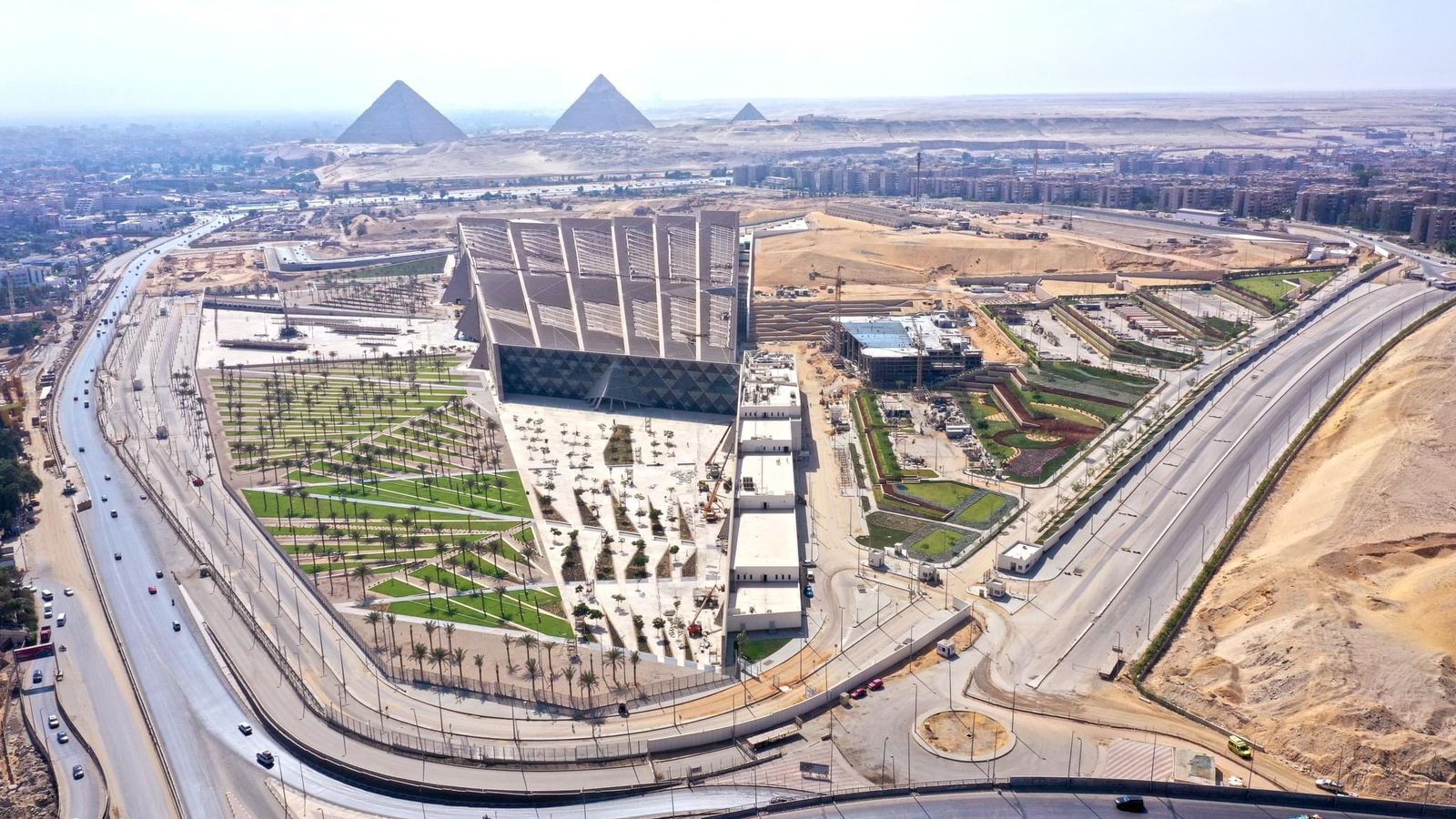 مصر.. وزير السياحة والآثار يتابع آخر مستجدات العمل بالمتحف المصري الكبير