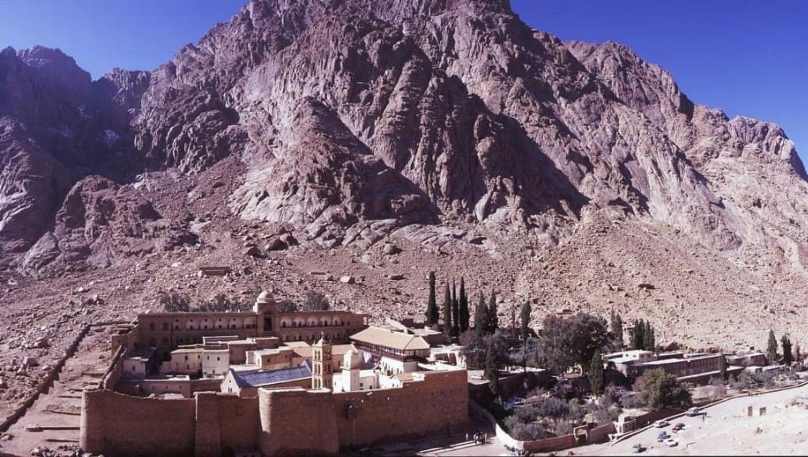 وزير السياحة المصري يبحث مشروع تطوير موقع التجلي الأعظم