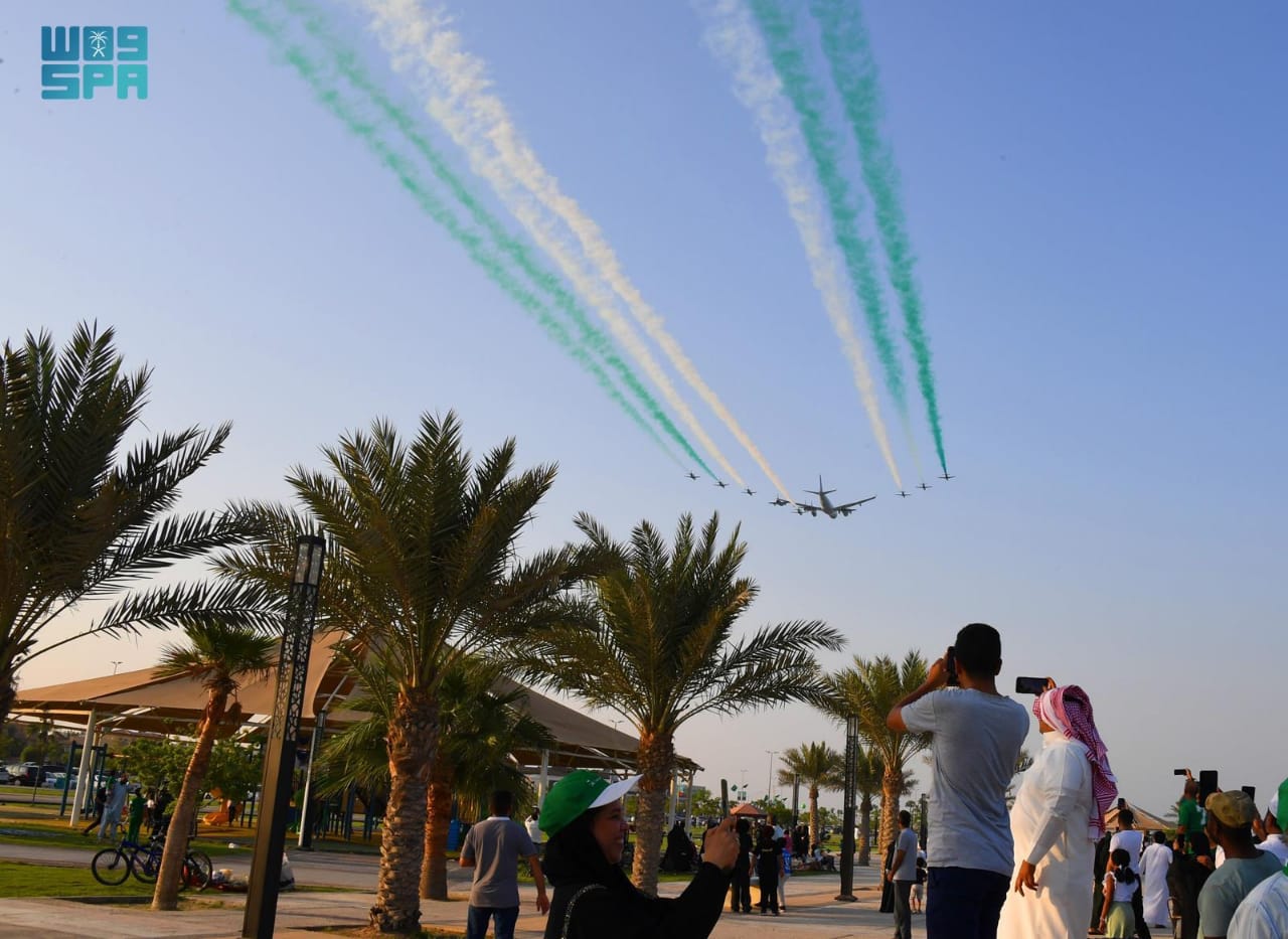 احتفالا باليوم الوطني.. عروض جوية وبحرية تجذب أنظار المتنزهين بمحافظة الخبر