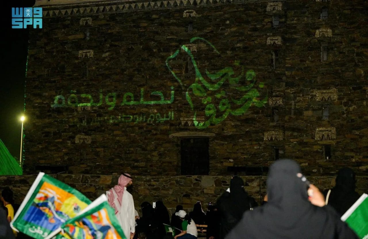 احتفالات شعبية تحتضنها قرية جازان احتفاء باليوم الوطني السعودي